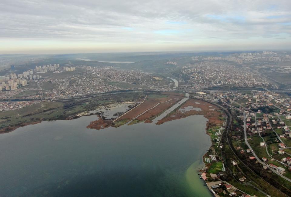 <p>Kanal İstanbul projesinin en önemli kısımlarından olan Küçükçekmece gölü ile Sazlıdere Barajı arasındaki güzergah havadan görüntülendi.</p>
