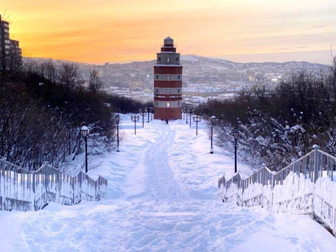 <p>Fotoğrafçı Amos Chapple, 40 gün boyunca güneşin doğmadığı karla kaplı Rusya'nın Murmansk şehrinin fotoğraflarını çekti.</p>
<p>22 Mayıs - 22 Temmuz tarihleri arasında güneşin hiç batmadığı, gecenin yaşanmadığı Murmansk şehri, tam tersine yılın 40 gününü de 'zifiri karanlık' altında geçiriyor.</p>
<p> </p>