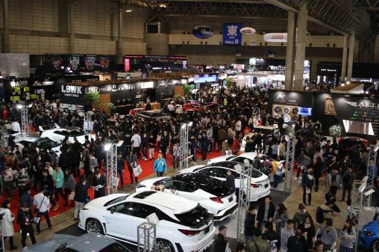 <p>Japonya’nın başkenti Tokyo’da yüzlerce modifiyeli ve spor aracın görücüye çıktığı 'Tokyo Auto Salon' fuarı, otomobil tutkunlarından yoğun ilgi gördü.</p>
