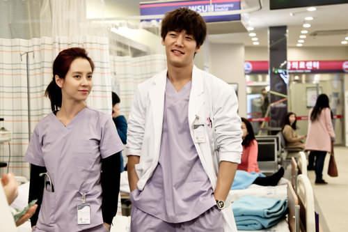 <p><span style="color:#800080"><strong>17- Emergency Man and Woman (2014) IMDB: 8,0</strong></span></p>

<p> Chang-Min’in ailesi Jin-Hee’e yüksekten bakar ve Chang-Min de değişmiş gibi gözükür, Jin-Hee’den nefret etmeye başlar ve sonunda boşanırlar. Onlar boşandıktan sonra, Jin-Hee bir tıp öğrencisi olur ve bir stajyer olarak çalışmaya başlar. Chang-Min de tıp okulundan mezun olur ve stajyer olarak çalışmaya başlar. Bir gün çalışmaya başladıkları aynı hastanenin acil servisinde tekrar karşılaşırlar. Hayatları evlenme ve boşanmayla geçtikten sonra aşkın gerçek anlamını anlarlar.</p>

<p> </p>
