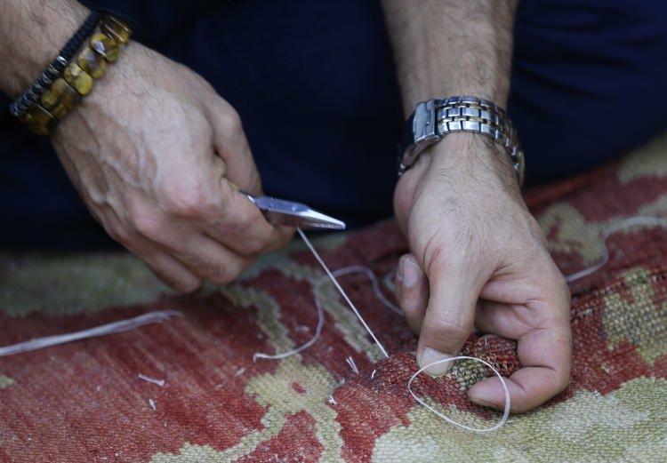 <p>Çırak olarak başladığı halı tamirinde usta olan, daha sonra çalıştığı atölyeyi devralan Bayraktar, yurt dışından ve Türkiye'den getirilen antika halıların tamirini yapıyor.</p>
