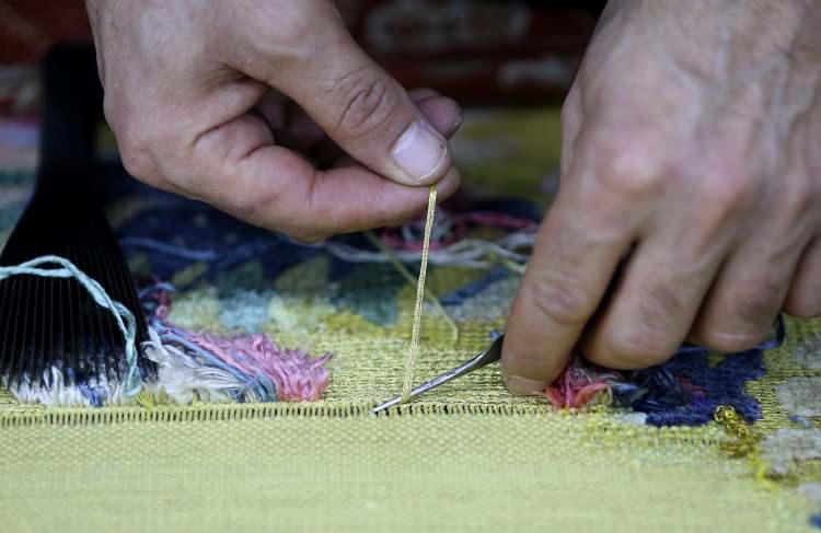 <p>Bayraktar, Yıldız Sarayı'nın da bazı halılarını tamir ettiklerini anlattı.</p>
<p>Mesleğin gelecek nesillere ulaşması için çırak yetiştirmek gerektiğine dikkati çeken Bayraktar, gençlere boş zamanlarında zanaat öğrenmelerini tavsiye ettiğini sözlerine ekledi.</p>