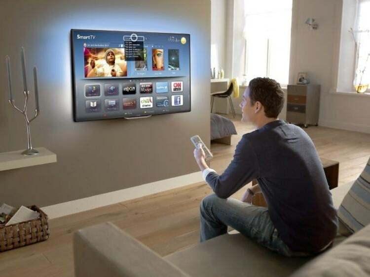 <p>OLED'ler ise isimlerindeki benzerliğe rağmen LED LCD TV'lerden farklı bir teknolojiye sahip. Bu panellerde pikseller kendi ışıklarını oluşturuyorlar ve görüntüye göre tamamen kapanabiliyor. Bu durum OLED'lerin yüksek kontrast oranı ve izleme açısı vermesini sağlıyor.</p>