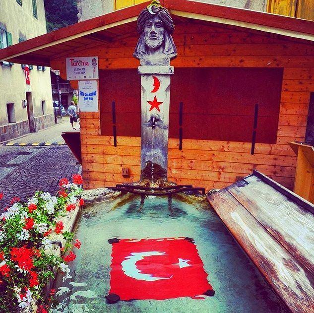 <p>Köy meydanlarında ise Balaban Hasan'ın heykelleri ve Türk bayrakları bulunmaktadır.</p>

<p> </p>
