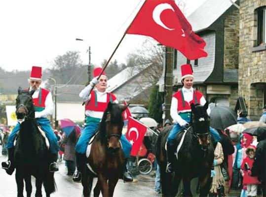 <p>Her yıl Ağustos ayında bu köyde Türk yemekleri pişirilmekte, gençleri bıyık bırakmakta ve köylü halkın tamamı Osmanlı kıyafetleri giyerek her yeri Türk bayraklarıyla donatmaktadırlar.</p>

<p> </p>
