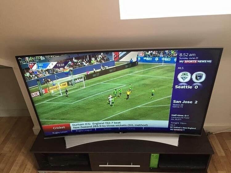 <p>TV'lerin incelmesinden dolayı üreticiler hoparlörleri yerleştirecek yer bulmakta zorlanıyorlar. Çok ince televizyonlarda hoparlörler aşağıya doğru bakacak şekilde yerleştiriliyor. Bu da ses kalitesinin azalmasına neden oluyor. Alacağınız TV'nin hoparlörlerinin yönüne bakmanız faydalı olacaktır.</p>
