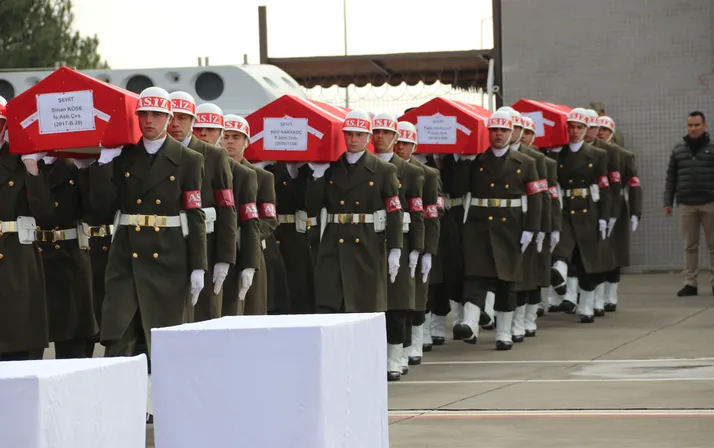 <p>Barış Pınarı Harekat Bölgesi'nde yol kontrolü sırasında bombalı araç saldırısıyla şehit düşen Astsubay Çavuş Sinan Köse, Uzman Çavuş Erol Yanık, Uzman Onbaşı Halil Karakoç ve Uzman Onbaşı Fatih Akbulut'un cenazeleri memleketlerine uğurlandı.</p>