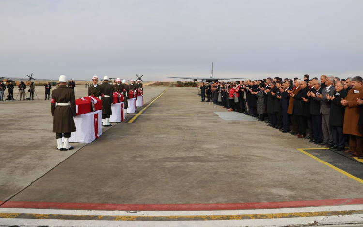 <p>Buradaki törende saygı duruşunda bulunulmasının ardından şehitlerin öz geçmişi okundu, Şanlıurfa Müftüsü Mehmet Taştan tarafından dua edildi.</p>