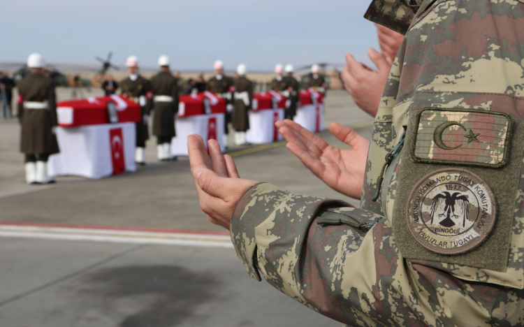 <p>Piyade Uzman Çavuş Fatih Akbulut'un (26) cenazesi Mardin'e, Uzman Çavuş Erol Yanık'ın (26) cenazesi Gaziantep'e, Astsubay Çavuş Sinan Köse (27) ile Uzman Onbaşı Halil Karakoç'un (26) cenazesi ise Mersin'e gönderildi.</p>