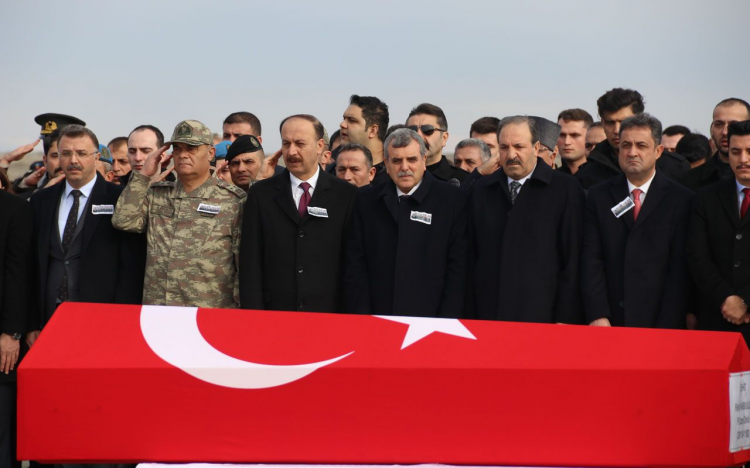<p><strong>"Oğlumu ayakta karşılayacağım"</strong></p>
<p>Törene katılan şehit Erol Yanık'ın bir silah arkadaşının "Oğlunuz arkadaşlarının canını kurtardı." demesi üzerine anne Halime Yanık, gözyaşı dökerek, şunları söyledi: Benim merhametli oğlum, hepiniz benim oğlumsunuz. </p>
