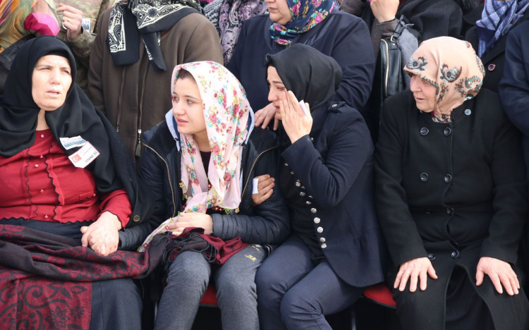 <p>Allah'ım taş değdirmesin. Benim canım yandı başka anaların canı yanmasın. Ben dimdik ayaktayım.</p>