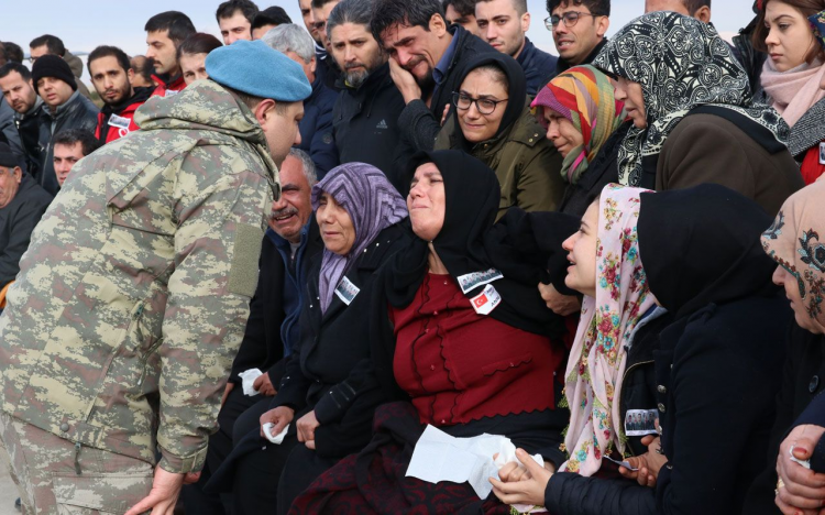 <p>Törene siyasi parti temsilcileri ve askeri yetkililer katıldı. Törene katılan isimler şöyle: Şehit aileleri ile AK Parti Şanlıurfa Milletvekili Halil Özcan, Şanlıurfa Valisi Abdullah Erin.</p>