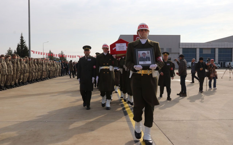 <p>2. Ordu Komutanı Korgeneral Sinan Yayla, Büyükşehir Belediye Başkanı Zeynel Abidin Beyazgül.</p>