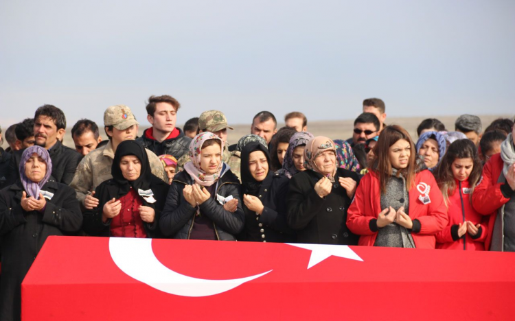 <p>İl Jandarma Komutanı Albay Eyüp Sabri Kirişçi, Şanlıurfa Şehit Aileleri Derneği Başkanı Mehmet Yavuz.</p>