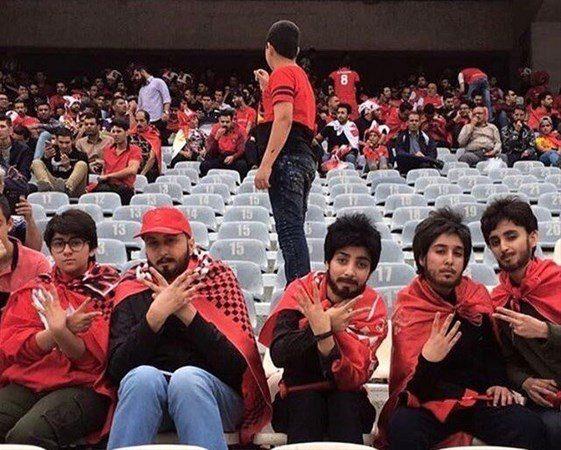 <p>İran'da kadınların futbol sahalarına gidip maç izlemesi yasak olmasına rağmen 5 fanatik kadın, erkek kılığına girerek tuttukları takımın maçını izledi.Persepolis futbol takımının maçına giden 5 kadın, takma bıyık ve sakallarla kendilerini gizlerken, maçta çektikleri fotoğraf ve görüntüleri sosyal medyada yayınladı.Bu olay nedeniyle gözaltına alınan kadınlar kısa süre sonra serbest bırakıldı. İran'da daha önce de maçlara erkek kılığında giren kadınlar olmuştu. </p>
<p> </p>