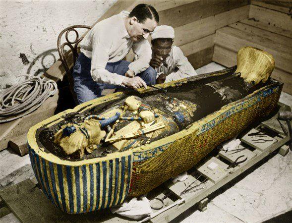 <p>Arkeolog Howard Carter, 1923 yılında mezarı açılan Tutankhamun'un altından lahitini incelerken. </p>
<p> </p>