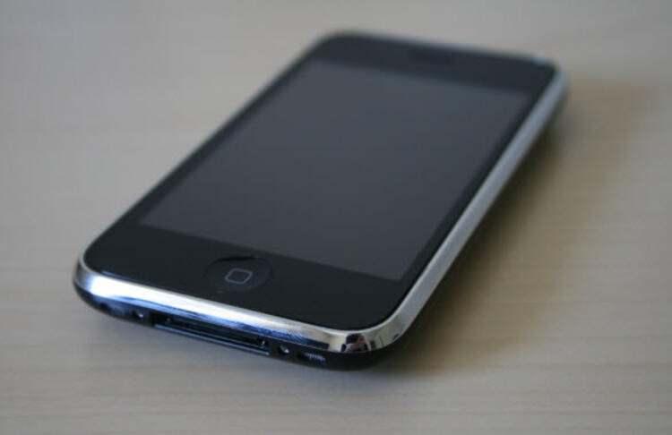 <p>iPhone 3GS:<br />
<br />
Apple'ın ilk telefonu değil; ancak Türkiye dahil pek çok ülke Apple'ın iPhone serisini 2009 yılında bu telefonla tanıdı. Kavisli tasarımı bir yana Apple'ın iOS işletim sistemi herkesi kendine hayran bıraktı. Kullanımı oldukça kolaydı. iPhone 3G modeline göre iki kat daha hızlıydı. Cihaz, toplamda 35 milyon satmayı başardı.</p>