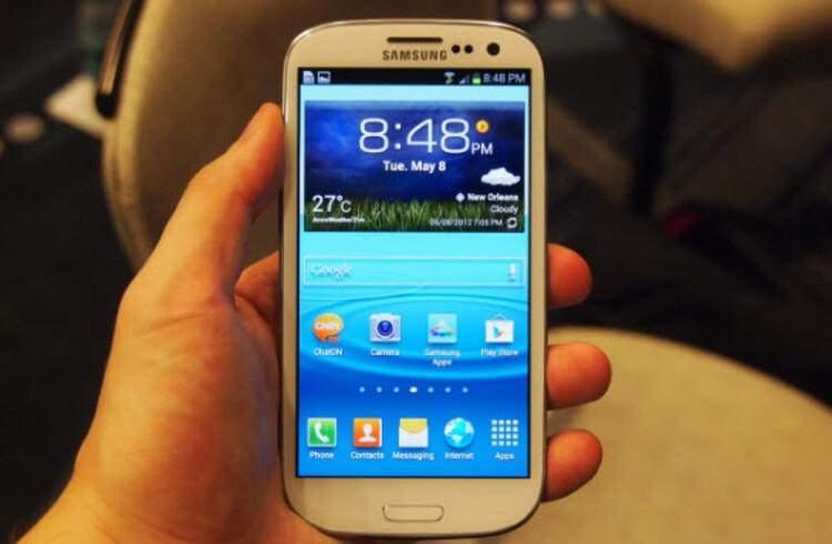 <p>Samsung Galaxy S3:<br />
<br />
Yine bir Samsung telefon ile karşınızdayız. Galaxy S2'yi kullanıcılar beğenince, bir sonraki model, yani Galaxy S3 de yüksek bir satış hacmine ulaştı. 2012 yılında satışa sunulan cihaz Android işletim sistemini kullanıyordu. Galaxy S3 de 40 milyona yakın sattı.</p>