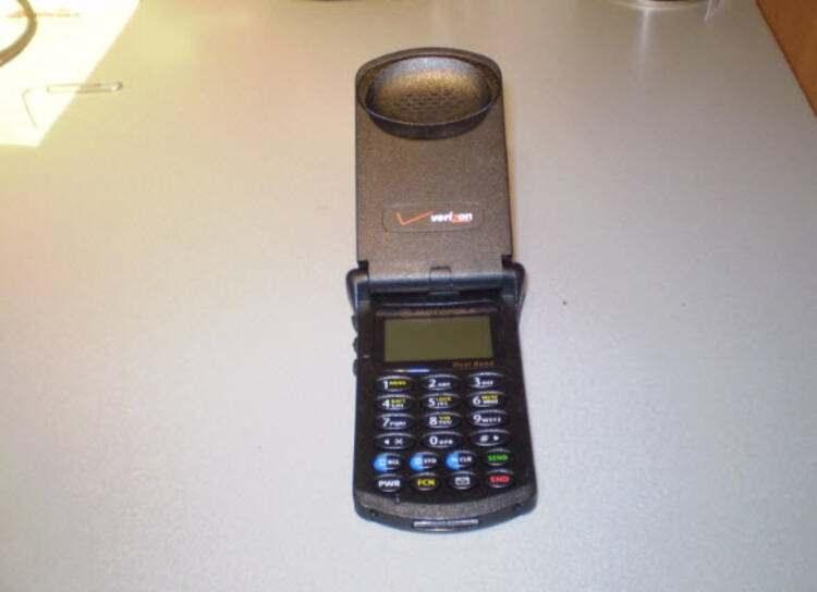 <p>Motorola StarTAC:<br />
<br />
En eski telefonlardan biri olan Motorola StarTAC, dünyanın ilk ekranı açılıp kapanabilen telefonu olma özelliğine sahip. Bu tasarım çok tutunca şirketin 1996 yılında satıla sunduğu Motorola StarTAC, toplamda 60 milyonu aşkın satmayı başardı. Bu yıl tanıtılan ve tamamen ekrandan oluşan yeni Motorola RAZR'ın da bu cihazdan ilham aldığını söyleyebiliriz.</p>
