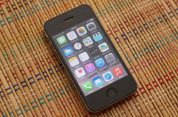 <p>iPhone 4S:<br />
<br />
Apple'ın iPhone 3GS ile telefon pazarında sesini iyiden iyiye duyurmasının ardından 2011 yılında duyurusu yapılan iPhone 4S de kullanıcılardan yoğun ilgi gördü. iOS 5 işletim sistemi yüklü olarak kutusundan çıkan telefon, iOS 9'a kadar güncelleme desteği aldı. Telefon, toplamda 60 milyon sattı.</p>
