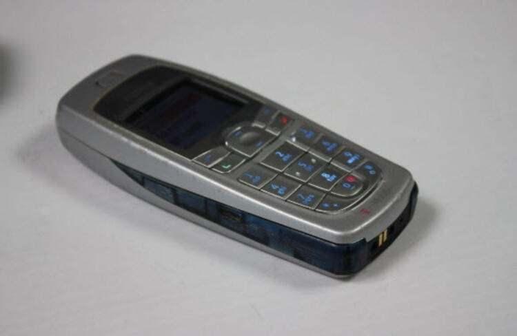 <p>Nokia 6010:<br />
<br />
Nokia'nın 2004 yılında duyurduğu klasik telefonlarından biri olan Nokia 6010, alarm, takvim, sesli komut sistemi, hesap makinesi gibi özelliklere sahipti. Sağlam yapısıyla da bilinen (düşünce hiçbir şey olmayan) telefon 75 milyon sattı.</p>
