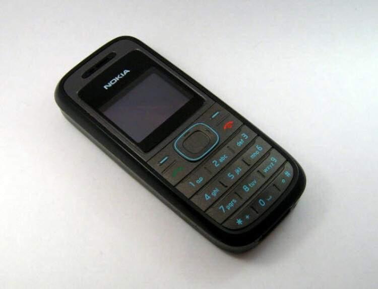 <p>Nokia 1208:<br />
<br />
Nokia'nın 2007 yılında tanıttığı bu telefon modeli SMS desteğine sahip olmakla birlikte, indirilebilir zil sesi ve titreşim özellikleriyle beğeni topladı. Cihaz, toplamda 100 milyon sattı.</p>