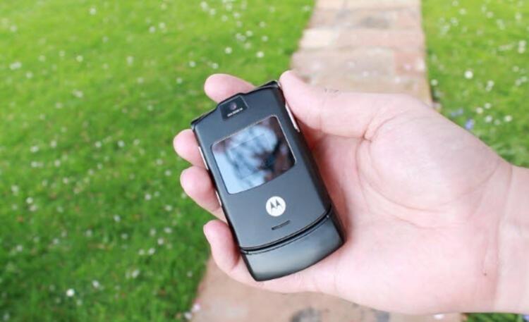 <p>Motorola RAZR V3:<br />
<br />
Motorola Razr serisinin eski modellerinden biri olan Razr V3, tasarımıyla büyük ilgi odağı oldu. Cihaz, 2004 yılında duyurulmasıyla birlikte 130 milyondan fazla sattı.</p>
