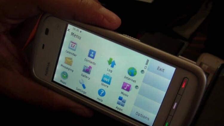 <p>Nokia 5230:<br />
<br />
Nokia'nın 2009 yılında karşımıza çıkardığı dokunmatik ekranlı telefonu Nokia 5230, 3.2 inç büyüklüğünde bir ekran kullanıyordu. Bluetooth, 3G desteği ile birlikte HTML desteği ile internete telefondan girmek çok daha keyifli bir hale geldi. microSD kart desteği ile toplam hafızasının sonradan artırılabilmesi de artı bir özellikti. Cihaz, toplamda 150 milyon sattı.</p>
