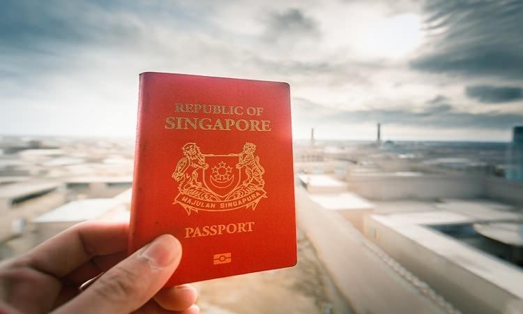 <p>2- Singapur</p>

<p>Japonya'yı Singapur takip ediyor. 190 ülkeye vizesiz seyahat edilebilen Singapur pasaportu listenin ikinci sırasında yer alıyor. </p>
