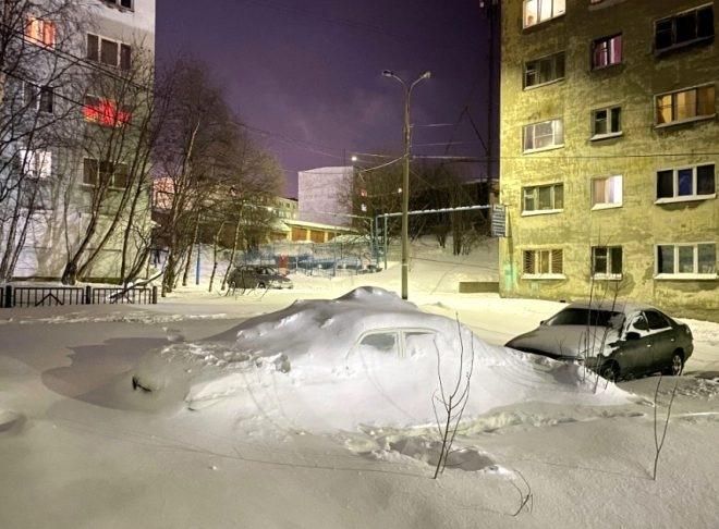 <p>Yazın iki ay boyunca neredeyse hiç elektrik kullanmayan şehir sakinleri tasarruf ettikleri parayı kışın güneşsiz günlerinde, yani "kutup gecesinde" harcıyor.</p>
<p> </p>