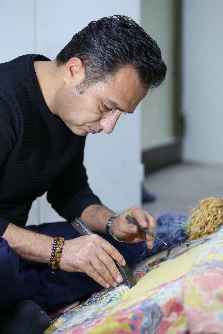 <p>Halıların kaybolan ilmeklerini aynı kalite yerine koymaya çalıştıklarını ifade eden Bayraktar, şunları kaydetti:</p>
<p>"Dünyanın en ince halısını 2008 yılında tamir ettim. Türkiye'de imal edilmiş çok ince gazete kağıdı kalınlığında, saç teli gibi malzemeden yapılmış bir ipek halıydı. Santimetrekaresinde 1550 ilmek olan ipek halının tamirini yapmak bana nasip oldu. Onun da bir bedeli oldu ama sol gözümde kılcal damar patladı ve ödem oluştu. Tedavi oldum geçti ancak bunlar ipek halı tamirinin bedelleridir. Onardığımız bu ipek halı metrekaresi 500 bin avroya Rus iş insanına Türkiye'den satıldı." </p>