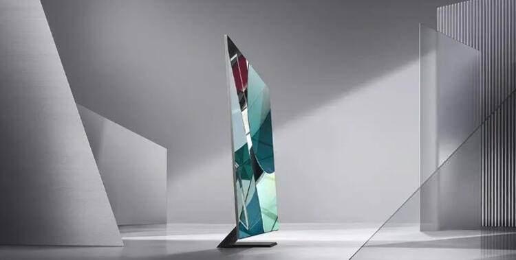 <p>Samsung Q950TS 8K QLED TV modeli Tayvanlı tedarikçilerin de yardımıyla özel bir birleşim sürecine sahip. Ön panel olduğu gibi gövdeye entegre edilmiş ve çerçevelere ihtiyaç kalmamış. Sadece alt çerçevenin kalınlığı kaide nedeniyle biraz fark ediliyor.</p>
<p> </p>