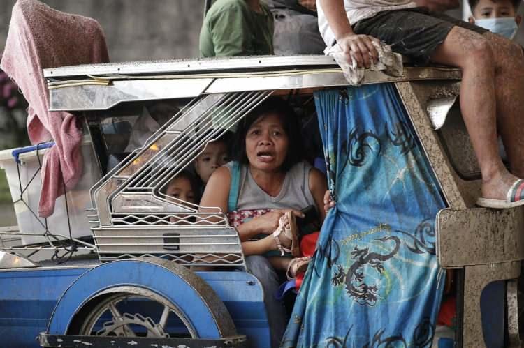 <p>Dünyanın en küçük yanardağı Taal, Filipinler'de 10'dan fazla aktif volkandan biri. Ülke, Pasifik'te "Ateş Kuşağı" olarak adlandırılan, depremlerin ve volkanik patlamaların yoğun yaşandığı fay hattı üzerinde bulunuyor.</p>
<p> </p>
