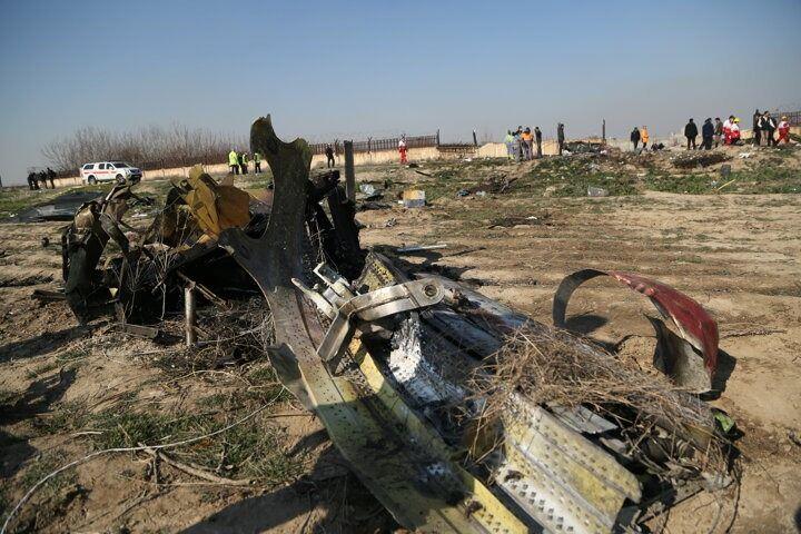 <p>İran'ın başkenti Tahran'da düşen Ukrayna Havayollarına ait Boeing 737 tipi yolcu uçağında bulunan yolcu ve mürettebat 176 kişi hayatını kaybetti. Uçağın düştüğü bölgede arama kurtarma çalışması başlatıldı.</p>

