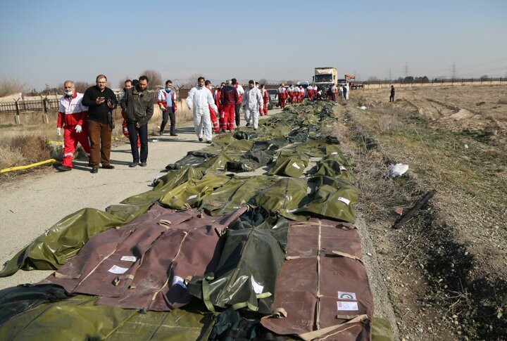 <p>İran Acil Yardım Kurumu Başkanı Pir Hüseyin Kulivend, İran devlet televizyonuna yaptığı açıklamada, PS-752 sefer sayılı uçaktakilerin tamamının hayatını kaybettiğini açıkladı.</p>
