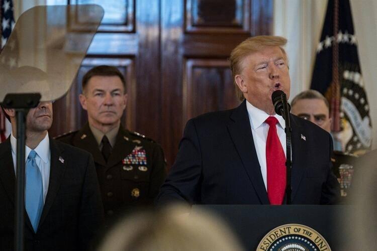 <p>El Asad üssünde görev alan Amerikalı bir yetkili, üstte yalnızca bir hangarın zarar gördüğünü açıkladı. Aynı yetkili füze saldırılarını 'devasa' olarak nitelendirdi.</p>
<p> </p>