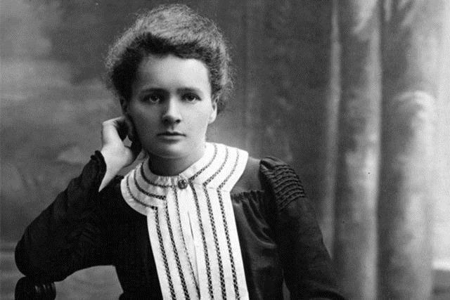 <p><strong>Marie Curie (1867-1934)</strong></p>
<p><strong>İcat:</strong> Radyum ve polonyum üzerinde önemli çalışmalar yapmaktaydı.</p>
<p><strong>Ölüm Nedeni:</strong> Aplastik anemi hastalığı yüzünden öldü.</p>