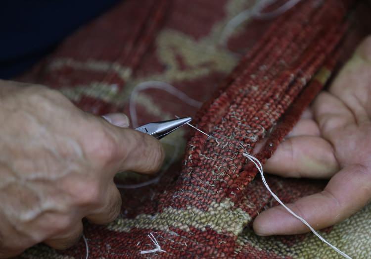 <p>Cağaloğlu Bab-ı Ali Çarşısı'ndaki atölyede, yüzlerce yıllık ipek halılar ve kilimler, aslına uygun olarak onarılıyor. Son halı ve kilim tamircilerinden biri olan Bayraktar, memleketi Aksaray'da kız kardeşlerinin evde halı dokumasından etkilenerek hobi olarak başladığı halı tamirciliğini, İstanbul'a yerleşmesiyle meslek haline dönüştürdü.</p>