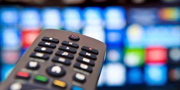 <p>Almayı düşündüğünüz ekran boyutuna sahip televizyon, odanızda oturduğunuz yere elde ettiğiniz metre değerleri arasında bir mesafede olmalı. Örneğin 42 inçlik bir model düşünüyorsanız, bu formüle göre TV'yi oturduğunuz yere 1,6 ila 2,1 metre arasındaki bir mesafeye yerleştirirseniz tatminkar bir izleme deneyimi alabilirsiniz.</p>
