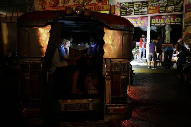 <p>VOLKANİK TSUNAMİ UYARISI</p>
<p>Filipinler’in Taal Yanardağı’nda yaşanan hareketlilik üzerine volkanik tsunami uyarısı yapılırken, alarm seviyesi her an büyük bir patlama yaşanabileceği anlamına gelen 4’e yükseltildi.</p>