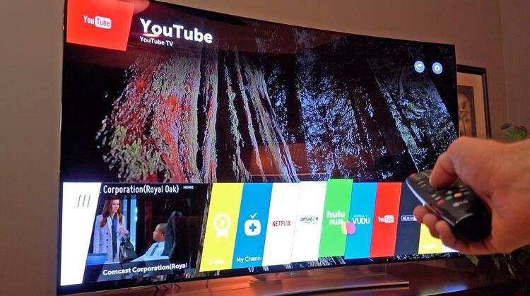 <p><strong><span style="color:#FFD700">Akıllı TV</span></strong></p>
<p>Günümüzde artık tüm cihazlar bir şekilde bağlantı özelliğine sahip. Evinizde akıllı telefon, bilgisayar, tablet, ağa bağlı depolama cihazı gibi aygıtlar varsa TV'nizin de bunlarla bağlantı kurabilmesi daha size daha esnek bir kullanım imkanı sunacaktır. Alacağınız TV'de en azından WiFi veya Ethernet bağlantı seçeneği olmasına özen gösterin. Bazı TV modellerinde bulunan Bluetooth bağlantısı da faydalı olacaktır.</p>