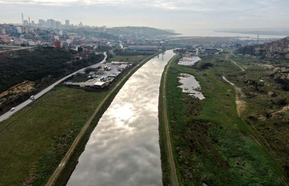 <p>Küçükçekmece gölü bitimi ile Sazlıdere Barajı arasındaki yaklaşık 6 kilometre olan kısmı projenin en önemli kısımlarından. </p>
<p> </p>