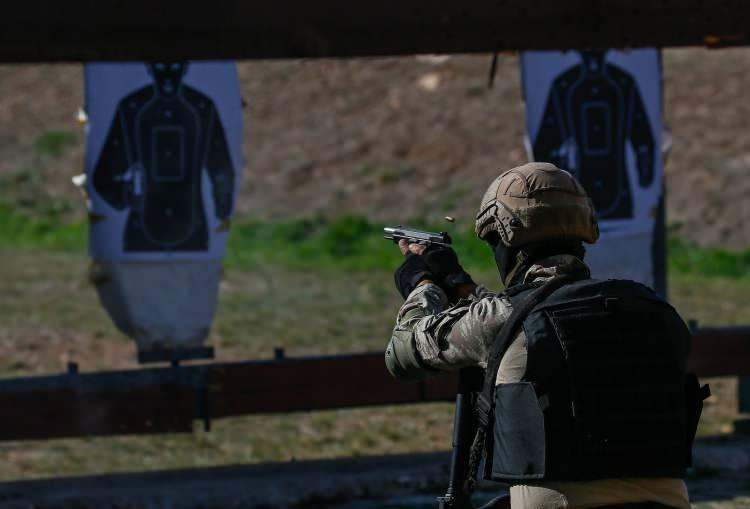 <p>Amfibi timi, özel görevlere yönelik teorik ve uygulamalı eğitimlerin yanı sıra spor ve atış konusunda da "üst düzeyde" yetiştiriliyor. Askerler, su içinde de karadaki kadar hızlı hareket edebilmeleri ve görüntüleri dolayısıyla "timsah" olarak adlandırılıyor.</p>