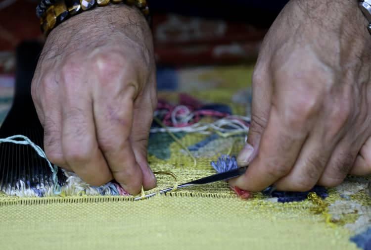 <p>Dünyada birçok koleksiyonere iş yaptığını belirten Bayraktar, "Malezya Kralı 5. Muhammed'in sarayının tarihi halılarını onardık. Çok güzel halıları var hatta zamanında Feshane'de dokunmuş ve satılmış halıları vardı. Feshane halısını tamir ederek parçalanmış modellerini orijinal bir şekilde kök boyalarla boyayıp tamirlerini yaparak kendisine teslim ettik. Bununla ilgili teşekkür belgesi de gönderildi. Böyle güzel anılarımız oldu." diye konuştu.</p>
