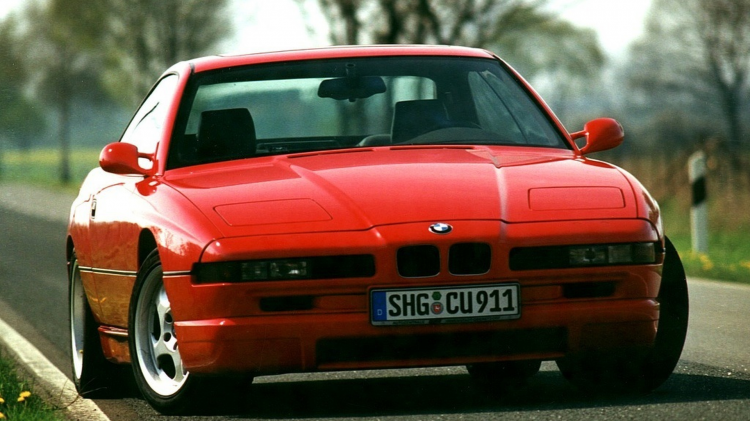 <p><strong>BMW 8 SERİSİ</strong></p>

<p>Alman üreticinin 1989'un sonunda tanıtılan BMW 850i'de 300 HP gücünde v12 motor görev yapıyordu.özellike 6 ileri manuel şanzımanıyla da ön plana çıkıyordu. Maksimim hızı 250 km/s onan 850i'nin 0-100 km/s hızlanması ise 6.5 saniye idi.</p>
