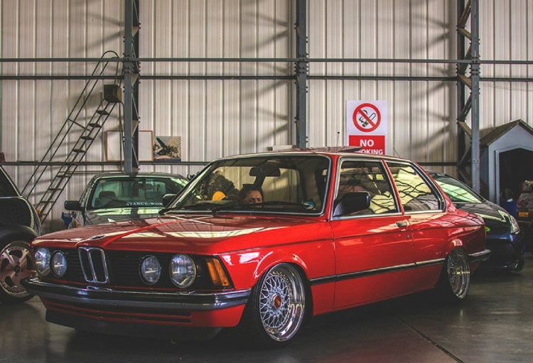<p><strong>BMW 3 SERİSİ</strong></p>

<p>BMW'nin 1990 da tanıtılan ve E 36 kasa kodu 3 seris, önceki nesil olan E 30 dan tamamen farklı bir modeldi. Başlangıçta 4 farklı  benzinli motor ve sedan karoserli olarak ürertildi. Bu aracı günümüzde Avrupada ve Türkiyede satın almamız halen mümkün.</p>
