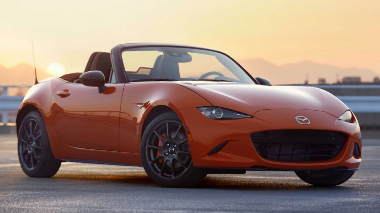 <p><strong>MAZDA MX5</strong></p>

<p>Mazda'nın 198+'da Şikago Otomobil Fuarı'nda tanıtılan roadsteri MX-5 (Miata) arkadan itişli yapısı, çekik ve rijit şasisi, kapaklı farları, sade iç mekanı ve devirlenmeyi seven atmosferik motoruyla roadster akımının dirilmesini öncülük erri. Avrupalılar ve Amerikalılar satın almak için hala çok şanslı ama Türkiye'de iyi bir MX-5 için biraz sabır ve iyi araştırma gerekli.</p>
