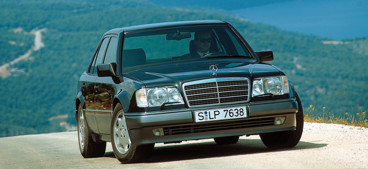 <p><strong>MERCEDES 500 E</strong></p>

<p>Mercedes'in makam ve aile otomobili olarak tercih edilen W124 kasa modelinde 500 E sıradışı bir hamle yaptı. Sporcu bir ruha bürünen 500 E, hafif şişkin çamurlukları ve tamponları ile W124 ailesinden ayrılıyordu.Bu araçta 5.0 lt'lik motor V8 motor 326 HP güç üretiyordu. Maksimum hızı 250 km/s olan bu aracın 0-100 km/s hızlanması 6.1 saniye.</p>
