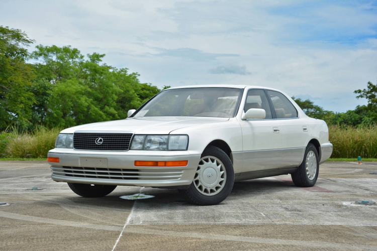 <p><strong>LEXUS LS 400</strong></p>

<p>Toyota, Amerika pazarları için Lexus markasının kurdu ve 1989'da ES 250 ile LS 400 modellerini tanıttı. 250 HP'lik V8 motoru, otomatik şanzımanı ve birçok özelliğinden kıza zamanda adından çok söz ettirdi.</p>
