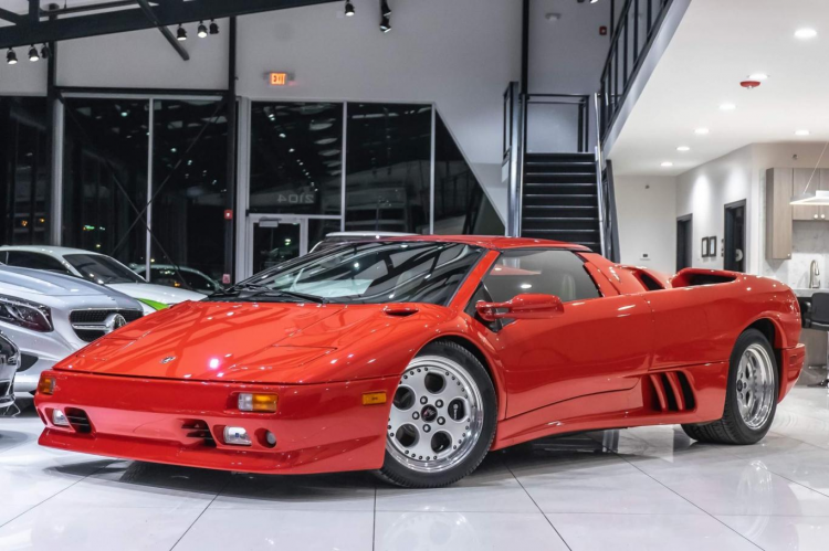 <p><strong>LAMBORGHİNİ DİABLO</strong></p>

<p>Bertone tarafından tasarlanan Lamborghini diablo, tasarımı, performansı ve iç mekanıyla countach'ın başarısını sürdürüyordu.492 HP gücündeki 6.0 lt'lik V12 motoruyla 325 km/s ulaşıyordu</p>
